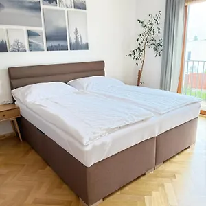 Familyvilla, New 4 Luxury Big Apartments, Parking Apartment Prag